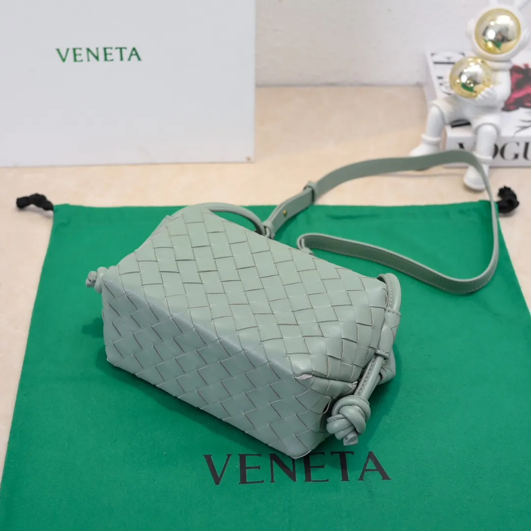 Batch 1360 BOTTEGA VENETA 2024 new loop is here! ! Many girls who like BV have owned the Loop bag. It has a simple appearance, classic weaving, and a compact and lightweight bag shape. This innovation continues the "camera bag" shape. Unlike the traditional Loop bag, which can only be worn as a crossbody bag, this innovation It can be carried by hand or cross-body, satisfying both the concave shape and daily needs. The oversized buckle can be folded and used as a handle. The sultry heat in summer ☀️ usually reduces people's desires. Having a lightweight bag will greatly enhance the happiness of traveling🫧 Style number: 6615 Size: 19*12*9cm